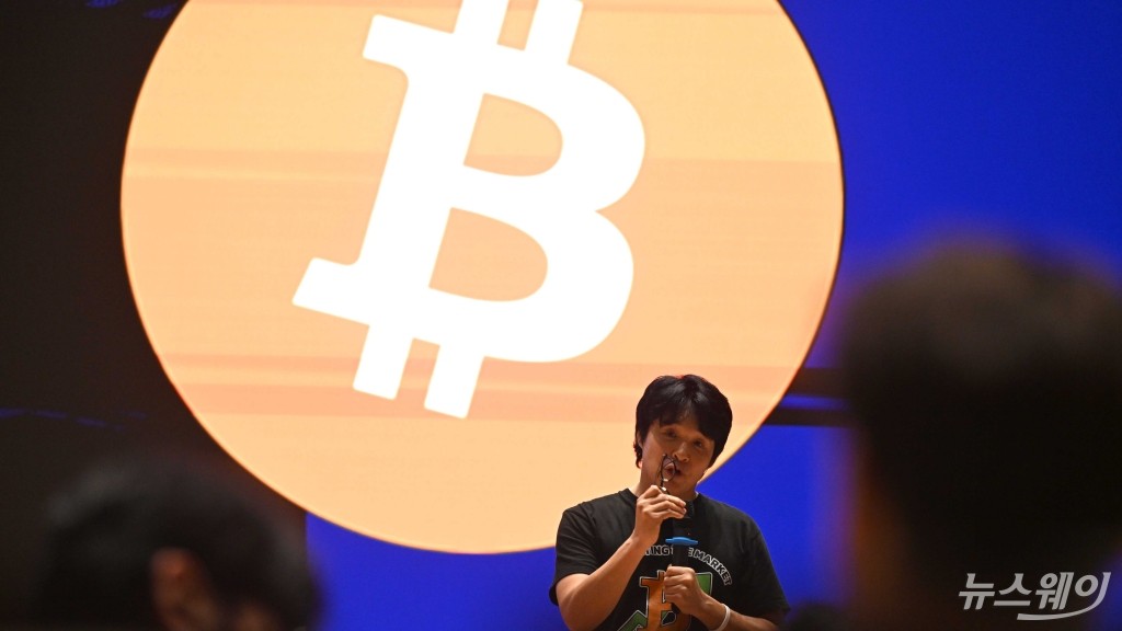 Brian Kim presenting at a global Bitcoin conference